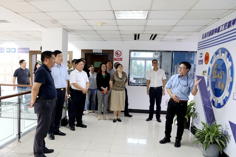 2020年7月29日，時(shí)任浙江省政協(xié)常委、社法委副主任、省總工會副主席、一級巡視員董建偉蒞臨景興紙業(yè)調(diào)研新時(shí)代工匠培育工作