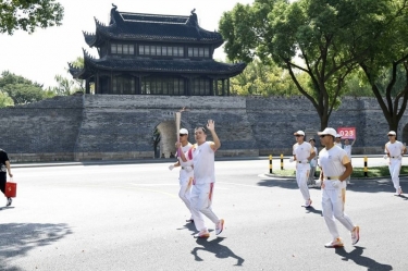 笑臉與熱情刷屏！這名火炬手是景興人！